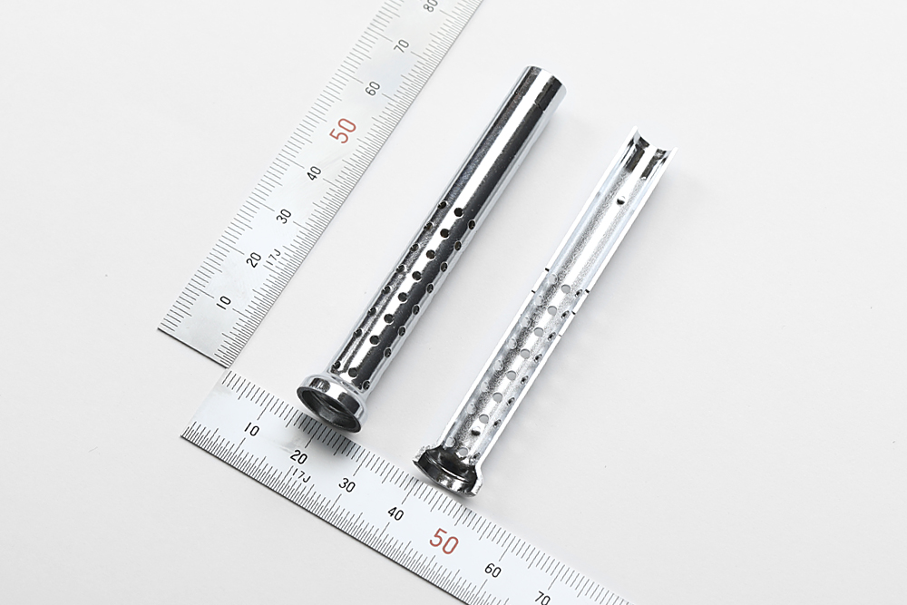 絞りと多数の穴あけ加工を同時に完結する「絞り＋穴あけ」の例