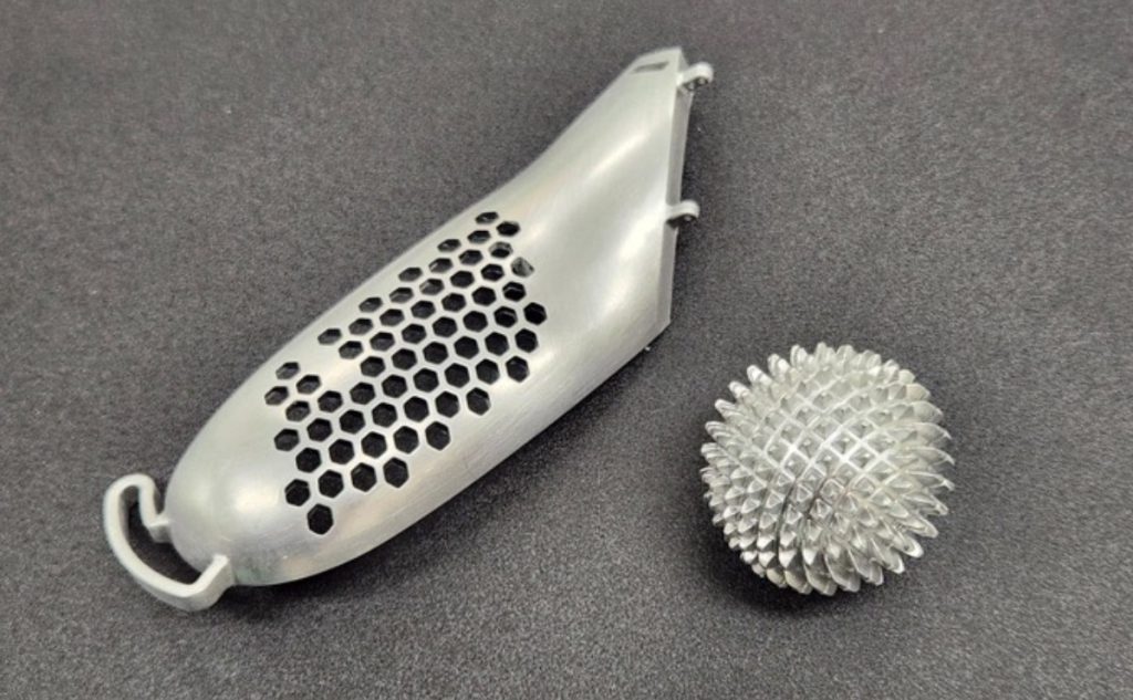 事例1：特注コントローラーカバーと三方向自由回転「球状歯車」