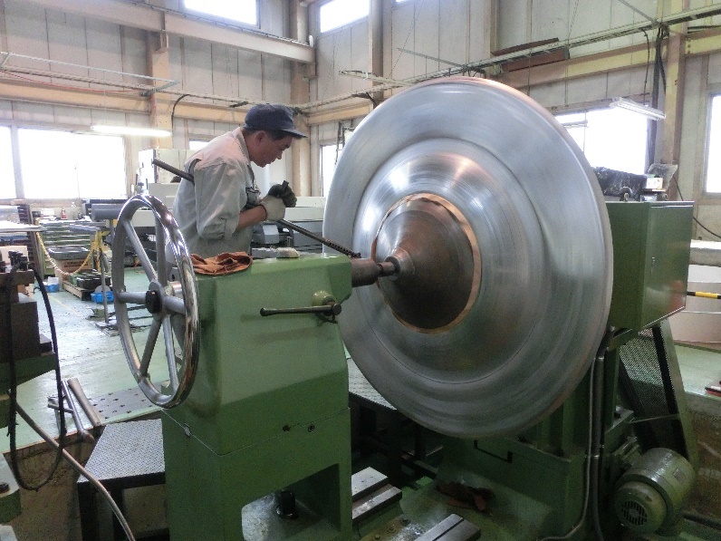 SUS304Lの場合、直径2600mm・板厚3.0mmまで加工できる