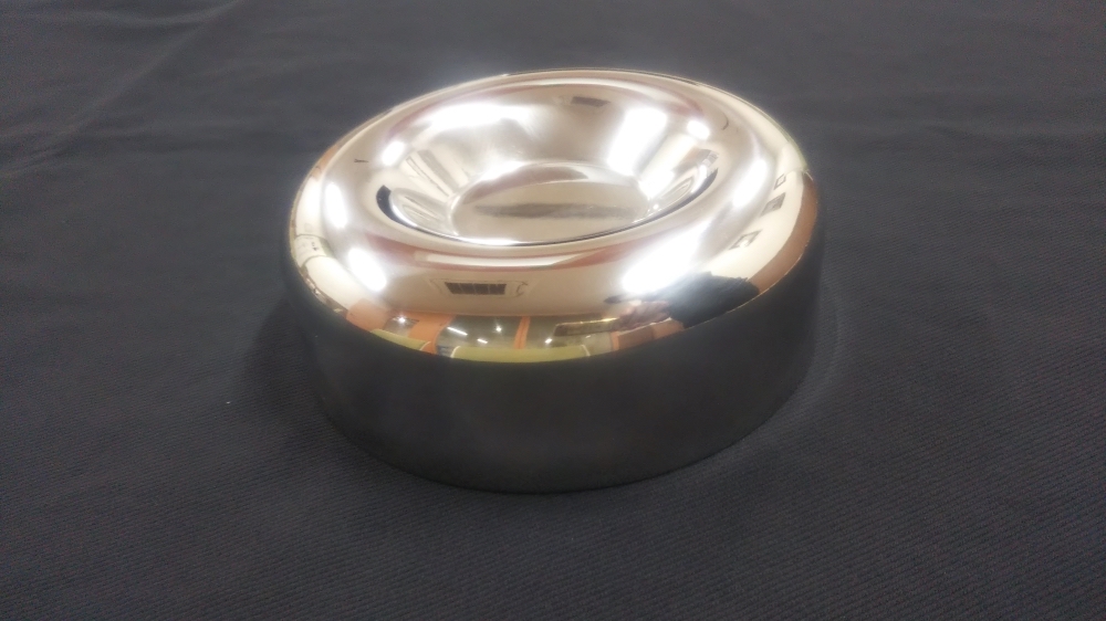 ニッケル合金製の燃焼器は、バフ研磨で傷を消した