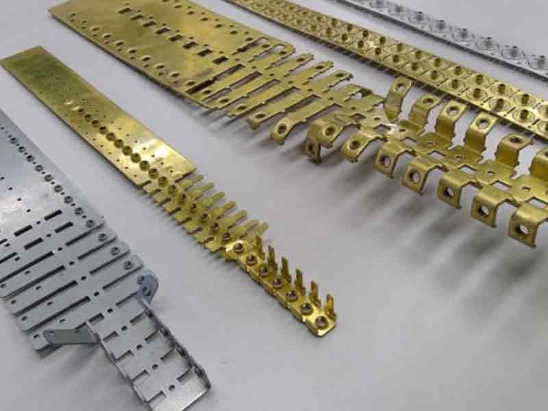 ねじ径はM1.2～M6まで最大6か所一括加工可能