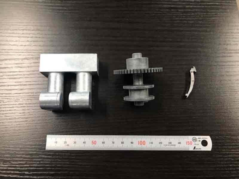 複雑形状や一体化の高精度成形に強み